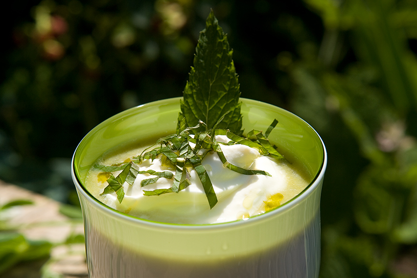 Doperwtjessoep in glas met muntblaadje